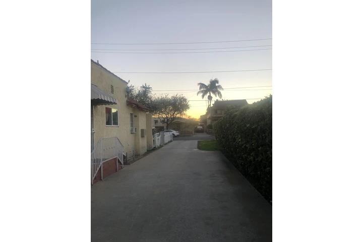 $700 : Rento Cuarto A mujer en Bell image 6