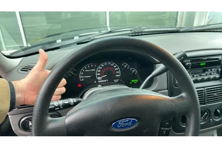 $9999 : Ford Explorer 2002 4dr XLT 4 image 3