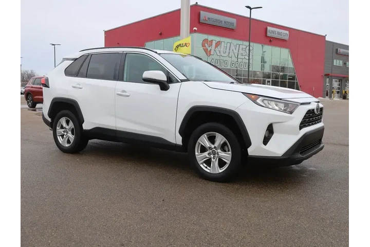 $23677 : Toyota RAV4 2021 AWD XLE 4dr image 2