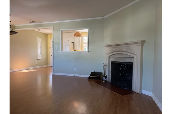 $1100 : Spacious Living 3 bedroom home image 4