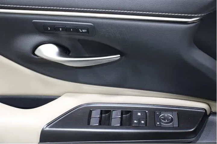 $27984 : Lexus ES 350 2019 F SPORT 4d image 7