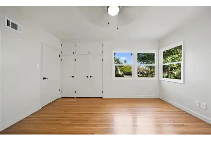 $2000 : Beautiful.3Beds}2Bath Availabl image 3