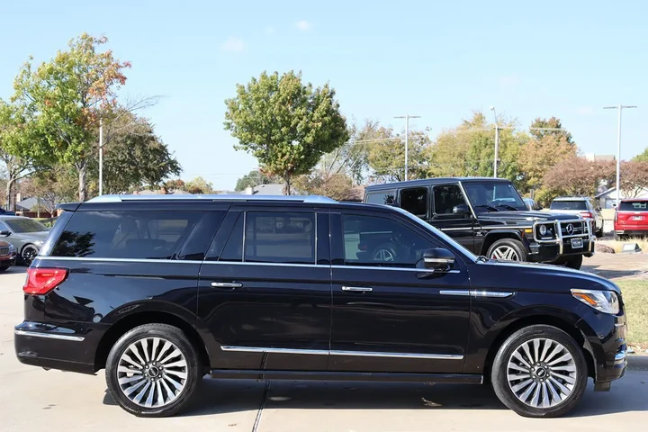 $39998 : 2019 Navigator L Reserve image 6