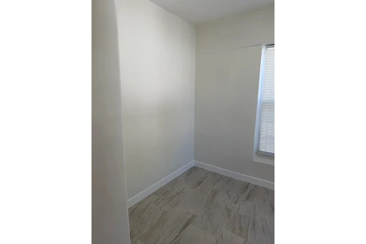 $600 : charming HOME ..Miami, FL image 3