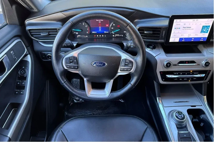 $29950 : Ford Explorer 2023 AWD XLT 4 image 5