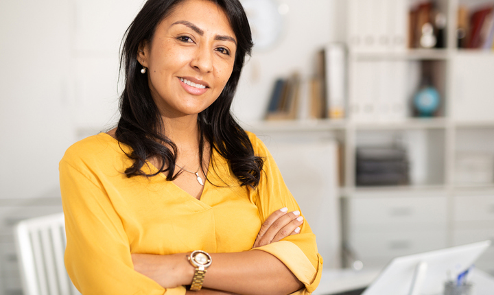 mamá latina sonriendo