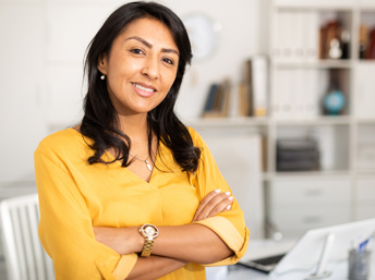 mamá latina sonriendo