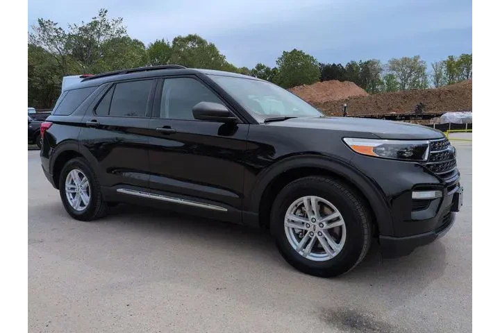 $29797 : Ford Explorer 2024 XLT 4dr S image 2