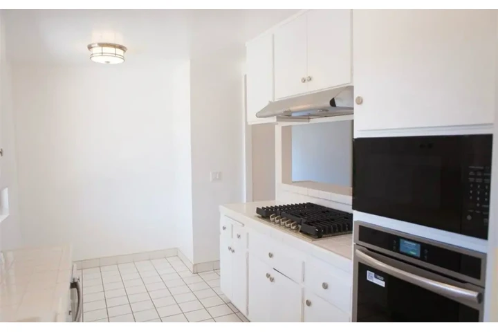 $1900 : Beautiful 2 Bedroom Home in LA image 5
