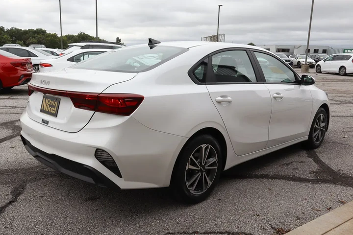 $17588 : 2023 Forte LXS image 4