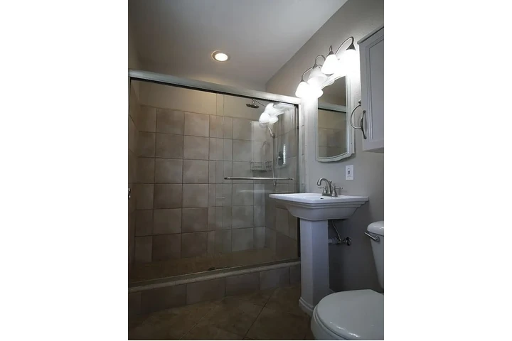 $980 : 2 bedrooms  stainless steel image 6