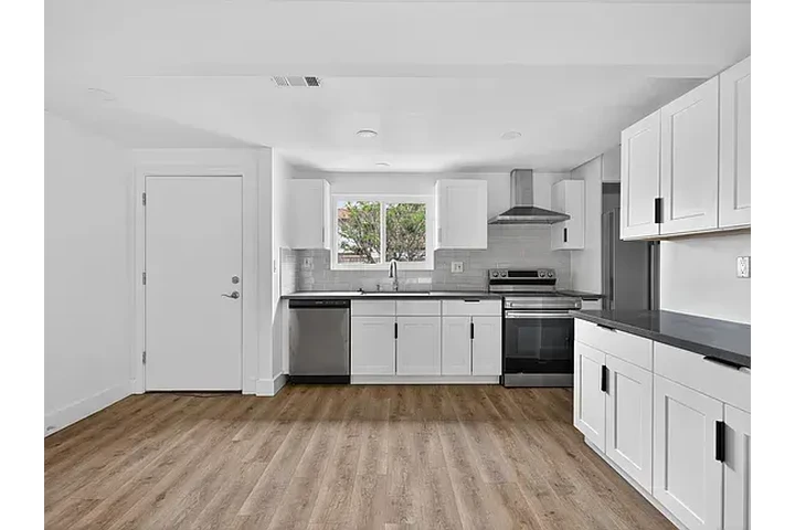 $1900 : HOUSE RENT IN Bell Gardens image 1