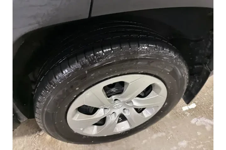 $24921 : Toyota RAV4 2021 AWD LE 4dr image 4