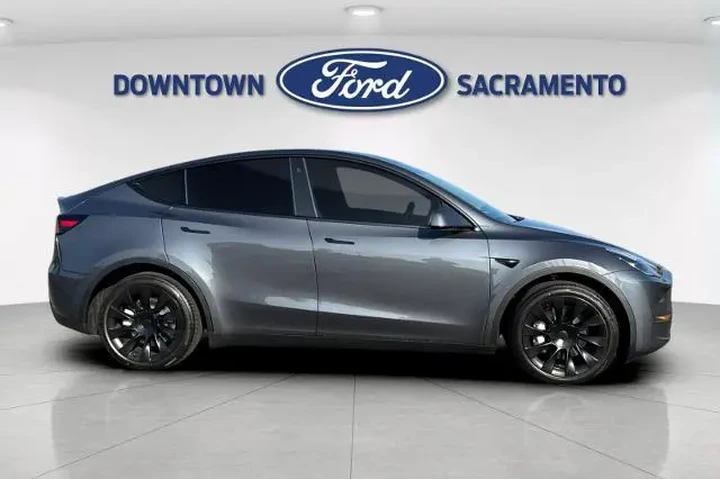 $29377 : Tesla Model Y 2023 AWD 4dr C image 10