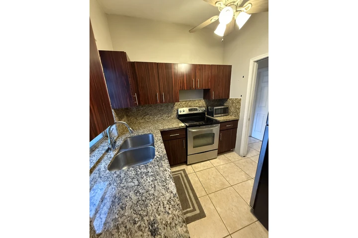 $2200 : Apartamento en Renta Hialeah image 4