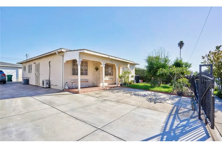 $2490 : 3 Bed 2 Bath In W Pico Blvd LA image 3