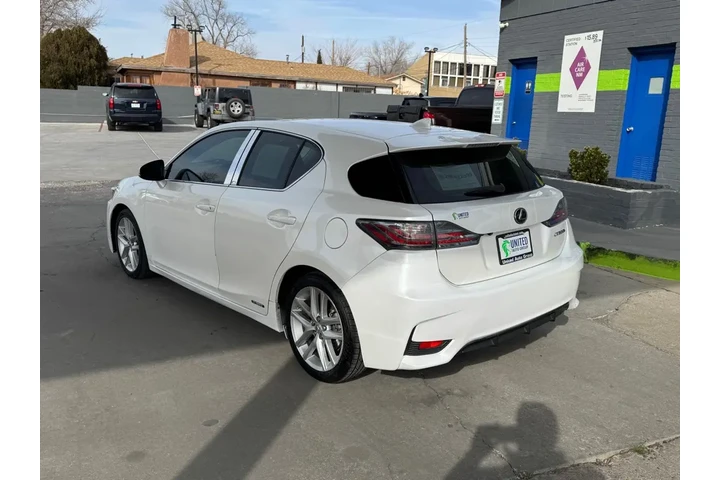 2017 CT 200h Base image 7