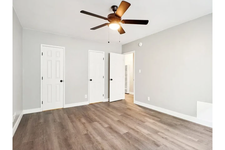 $1300 : New studio 1bed available image 2
