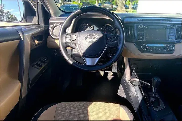 $17985 : Toyota RAV4 2017 AWD XLE 4dr image 5
