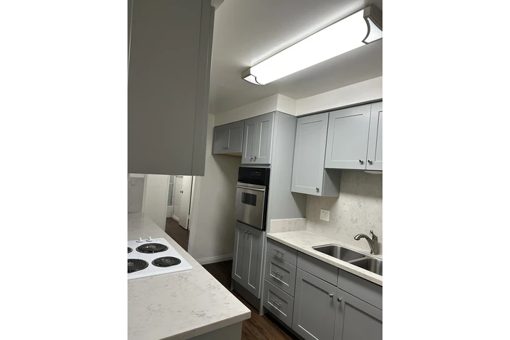 $2495 : Apt Remodelado con Estac image 2