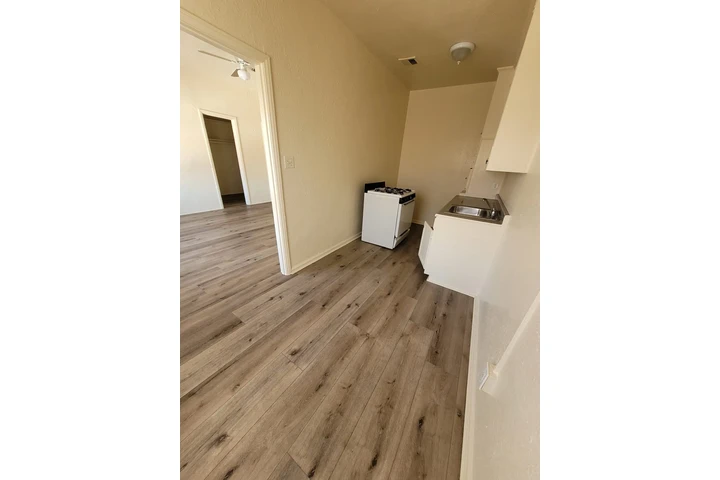 $1500 : Estudio Cerca Alvarado y 8th image 4