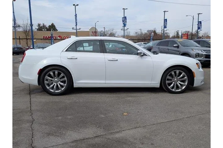 $16331 : Chrysler 300 2020 Limited 4d image 2