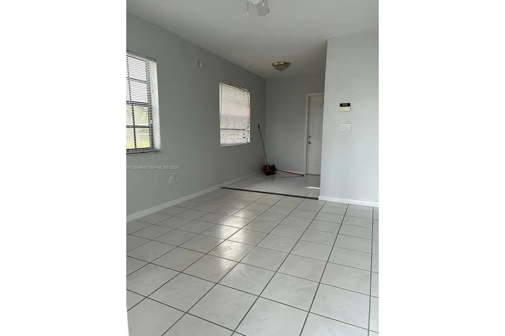 $700 : Home..Miami, FL image 2