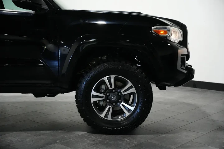 $28761 : 2017 Tacoma image 4