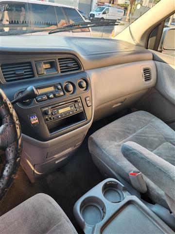 $2600 : Honda 2002 odyssey image 7