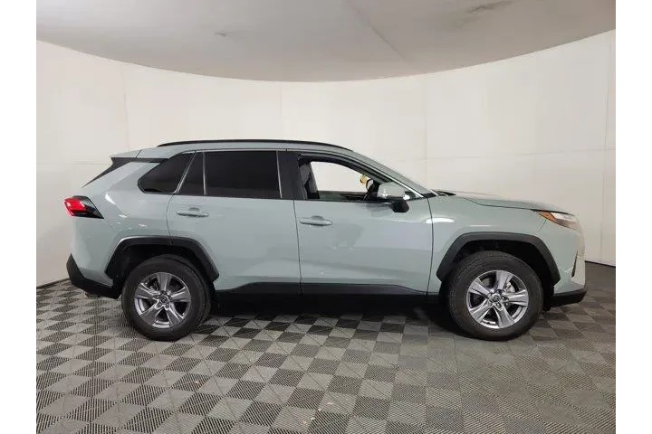 $25654 : Toyota RAV4 2022 XLE 4dr SUV image 8