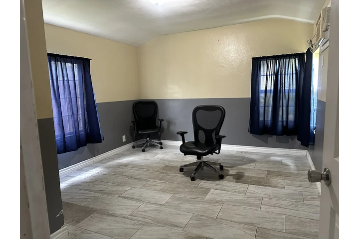 $1300 : Se rentan 2 cuartos image 2
