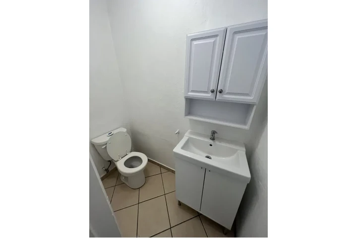 $1950 : dúplex de dos plantas image 4