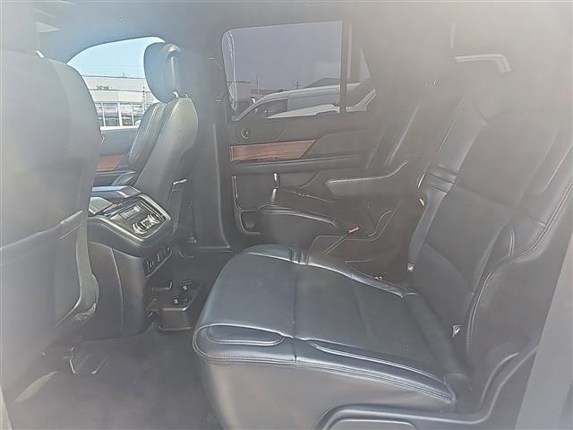 $30550 : 2019 Navigator Select SUV V-6 image 9