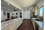 $3200 : Mammoth Ave, Van Nuys, CA 9140 thumbnail