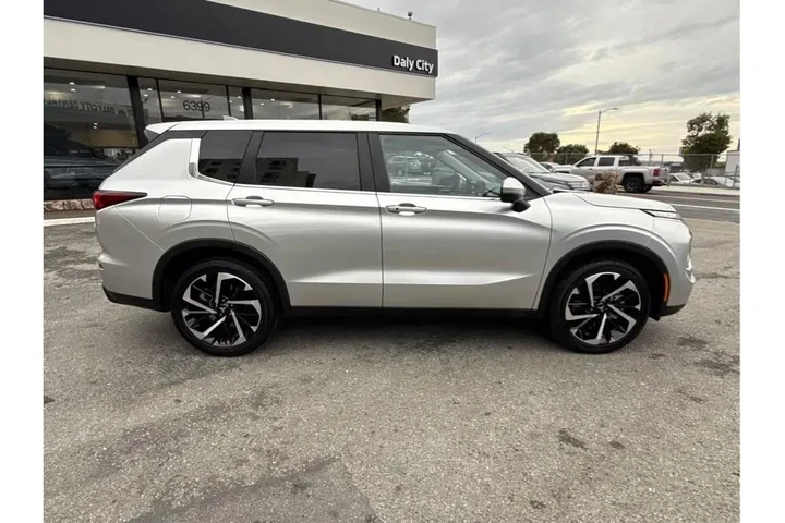 $27875 : Mitsubishi Outlander 2024 SE image 9