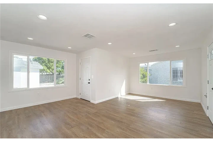 $1150 : Casa unifamiliar de 3 Recamara image 5