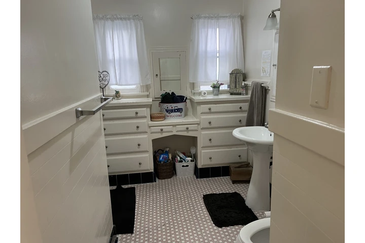 $1300 : Rento Recámara, baño compartid image 4