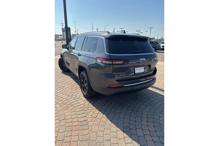 $29798 : 2022 Grand Cherokee L Laredo image 7