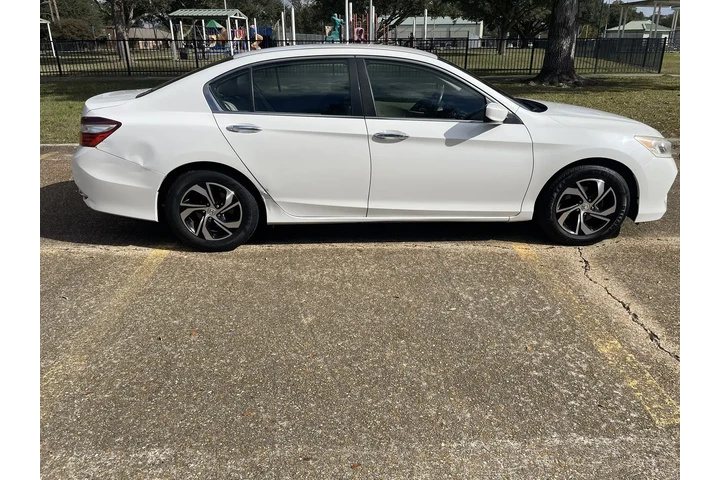 $7000 : 2016 Accord LX image 4