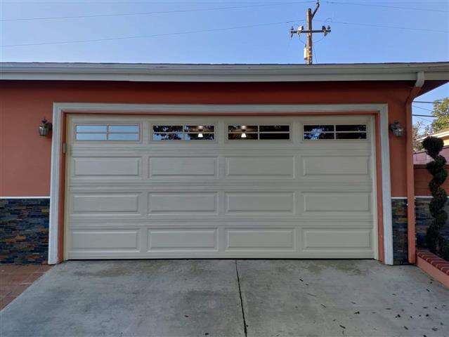 Roll up garage door / Puerta image 1