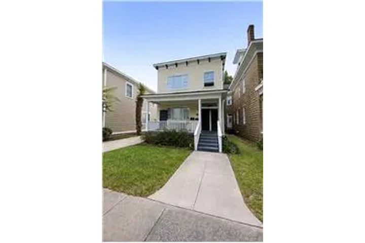 $1950 : Rental property with 3 bedro image 1