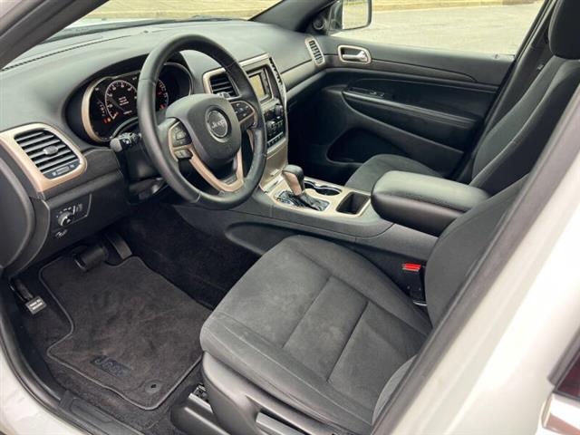 $12900 : 2017 Grand Cherokee Laredo image 9