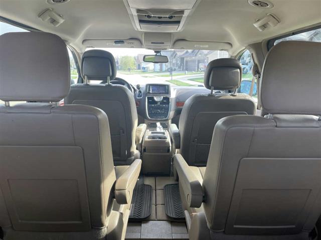 $4300 : 2012 Chrysler Town & Country T image 3