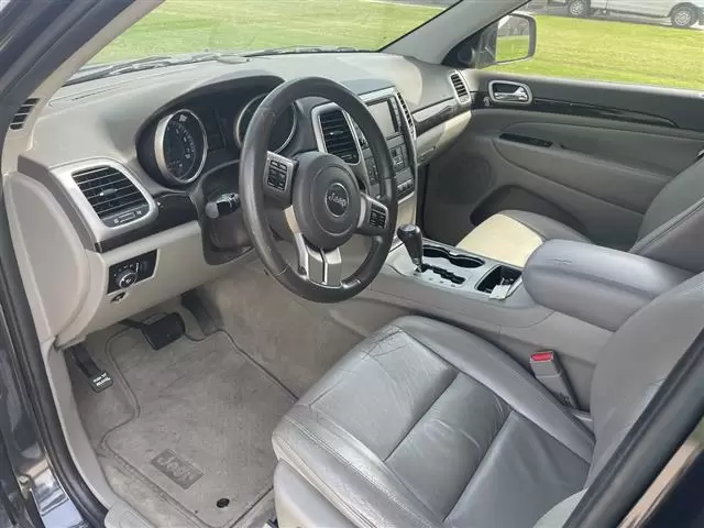 $5000 : 2012 Grand Cherokee LAREDO image 4