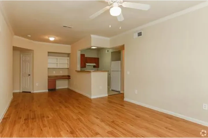 $1300 : Dive into comfort image 4