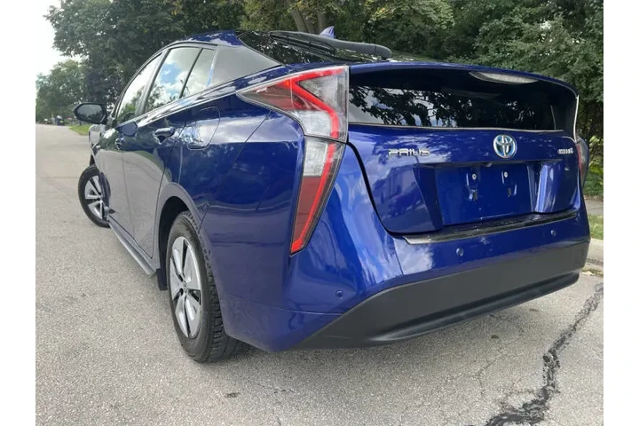 $15991 : 2017 Prius Three image 7