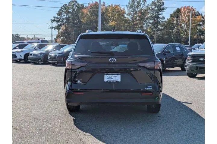 $39995 : Toyota Sienna 2024 XLE 8-Pas image 6