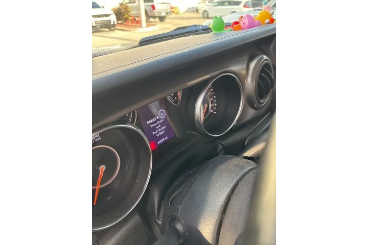 $26995 : Jeep Wrangler Unlimited 2022 image 6