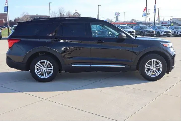 $35990 : Ford Explorer 2023 AWD XLT 4 image 4