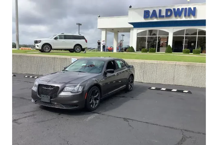 $20900 : Chrysler 300 2021 Touring 4d image 3